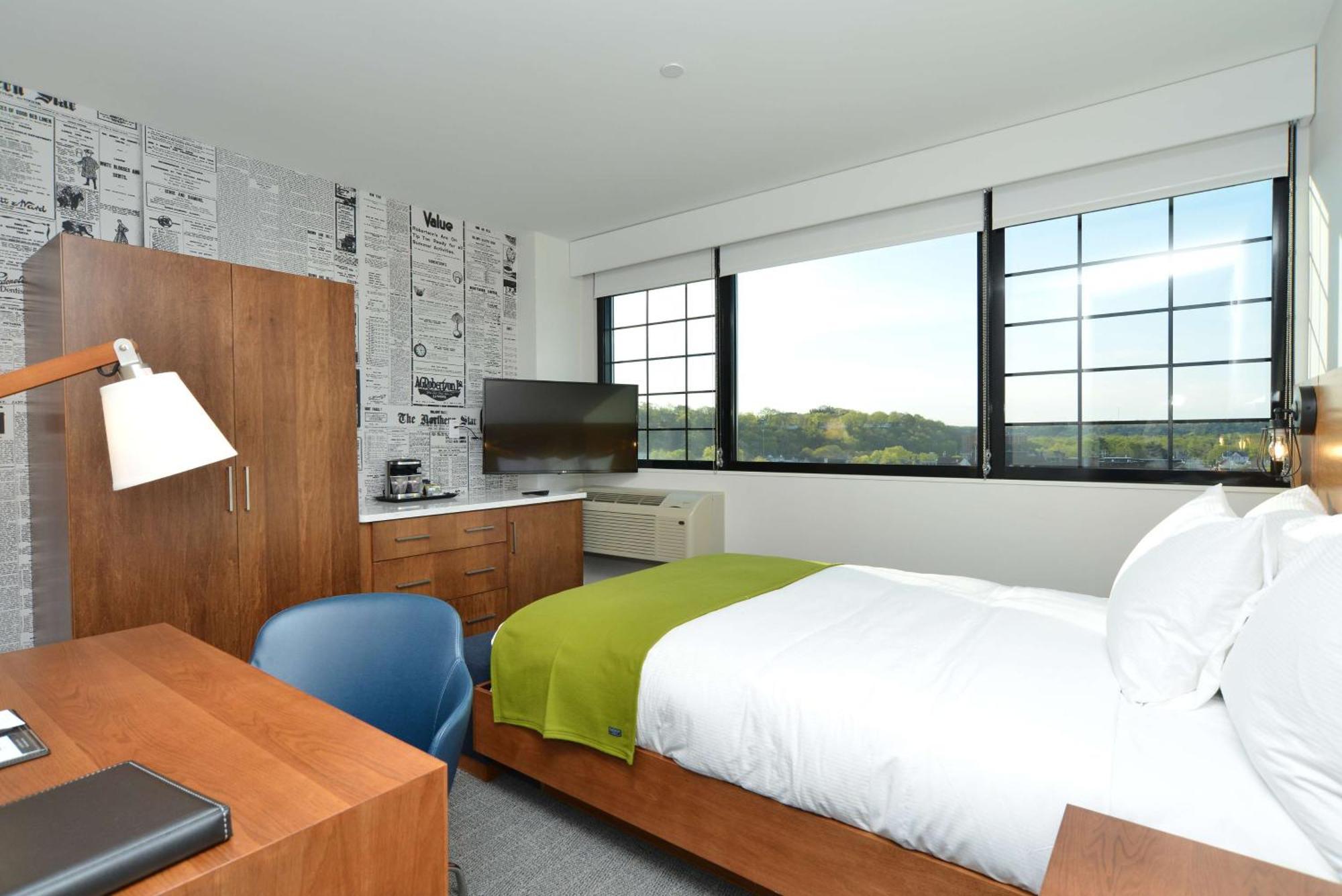 The Lismore Hotel Eau Claire - A Doubletree By Hilton Exterior photo