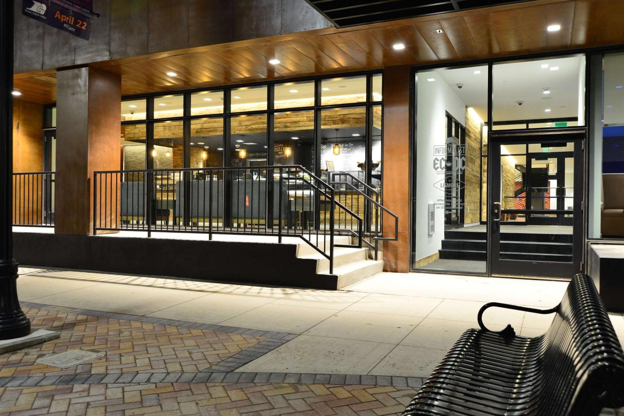The Lismore Hotel Eau Claire - A Doubletree By Hilton Exterior photo